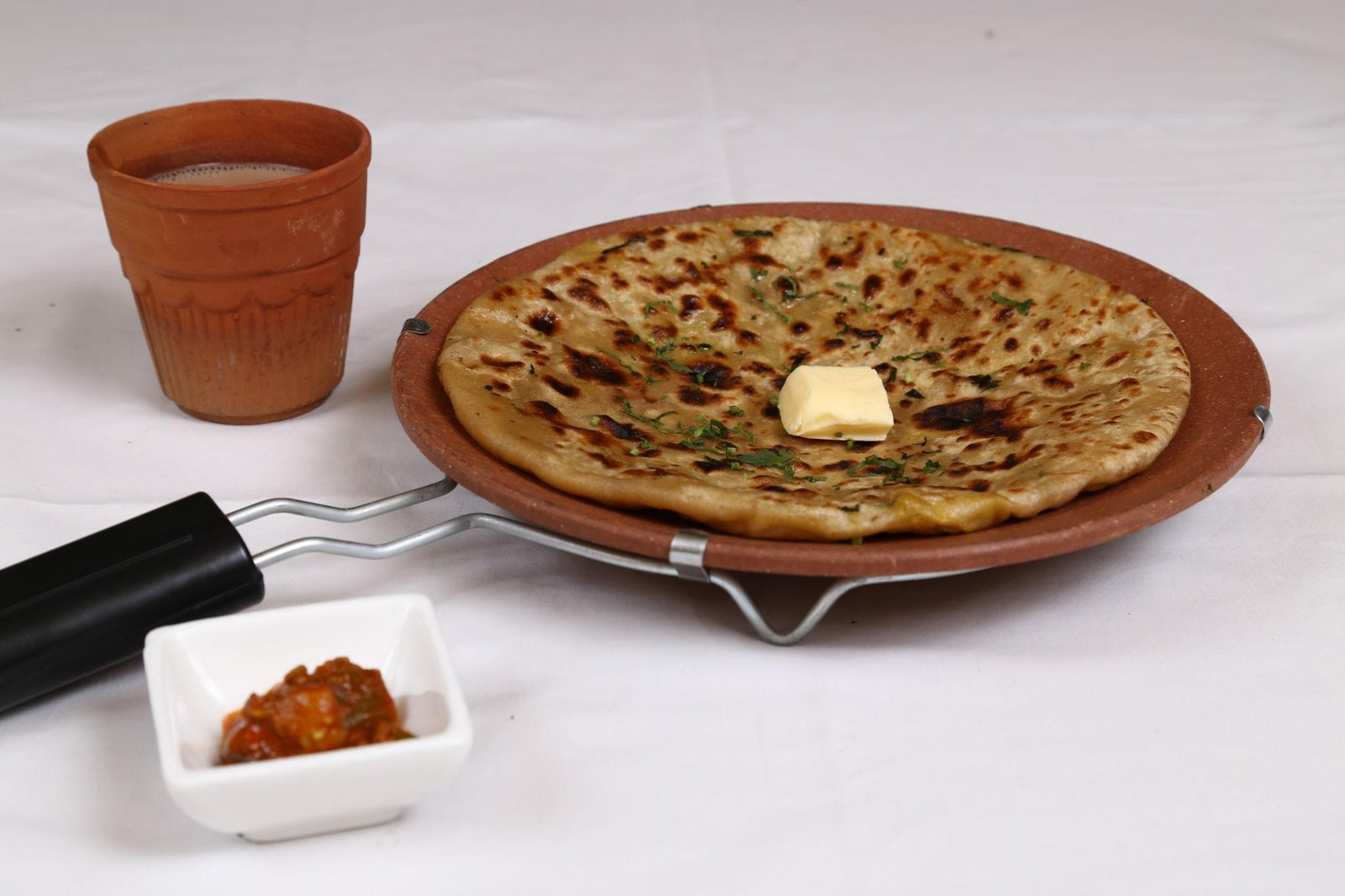 ghar ka bana hua crispy aloo paratha butter ke sath